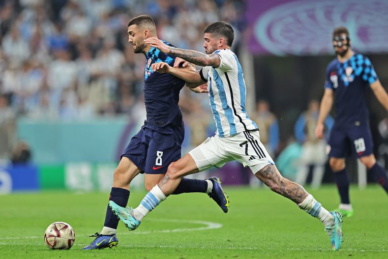 Rodrigo de Paul, die hier jaagt op de Kroaat Mateo Kovacic, maakt graag de vuile meters voor Argentinië. Beeld Photo News