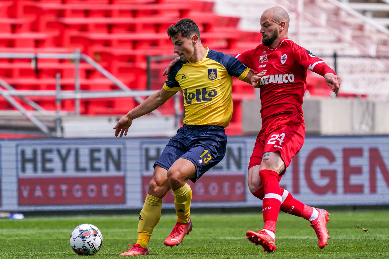 Dante Vanzeir (l.) in duel met Dorian Dessoleil. Beeld Photo News