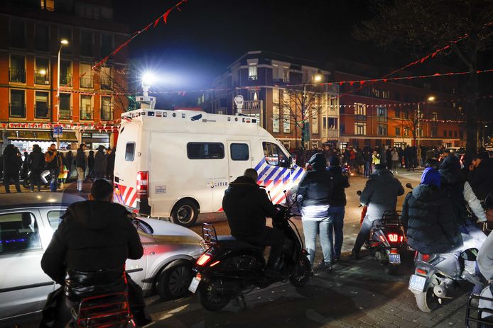 Een politiebus in Den Haag tussen voetbalsupporters van Marokko.