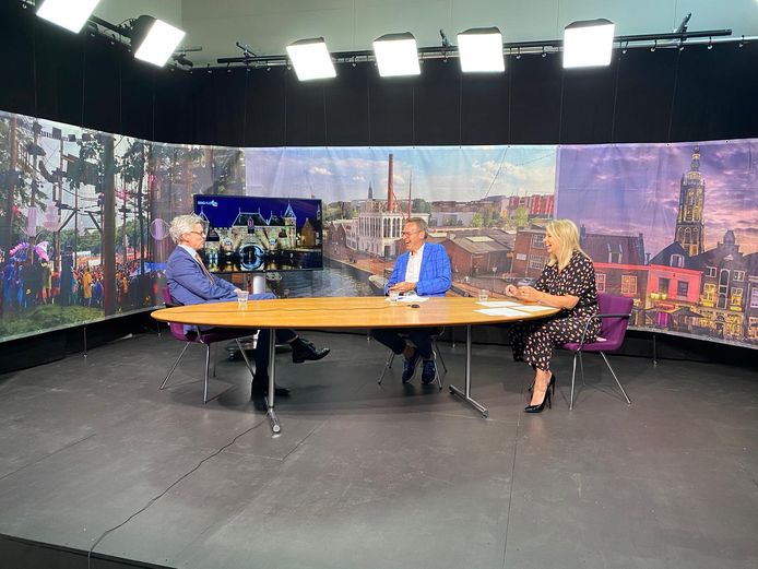 Burgemeester Bolsius (links) tijdens de eerste editie van de Stadsdialoog in geanimeerd debat met presentatoren Jeroen Stomphorst en Pernille La Lau.