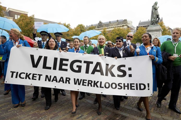 Medewerkers van KLM, Transavia en Martinair tijdens een demonstratie op het Plein in Den Haag, in oktober 2013, tegen de mogelijke herinvoering van de vliegtaks.
