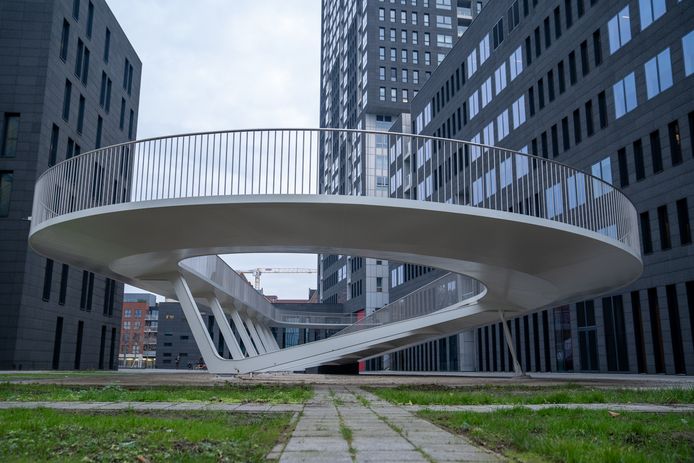 De nieuwe helling aan de Parkbrug die het Eilandje en Park Spoor Noord verbindt is eindelijk geopend.