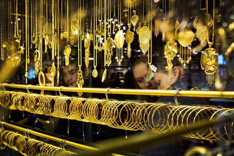 Op de Bazaar in Beverwijk is sinds 2015 een Goudsouk; dat is de plek voor aankoop van sieraden van goud, zilver, platina of andere edelmetalen.  Beeld Patrick Post