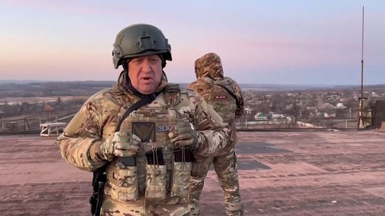 Wagner-hoofd Jevgeni Prigozjin op een dak op een onbekende locatie. Beeld AFP