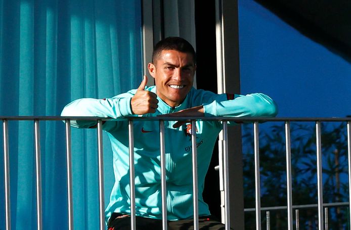 Duim naar boven: Ronaldo doet teken dat hij het goed stelt terwijl hij de training van Portugal in Lissabon overschouwt.