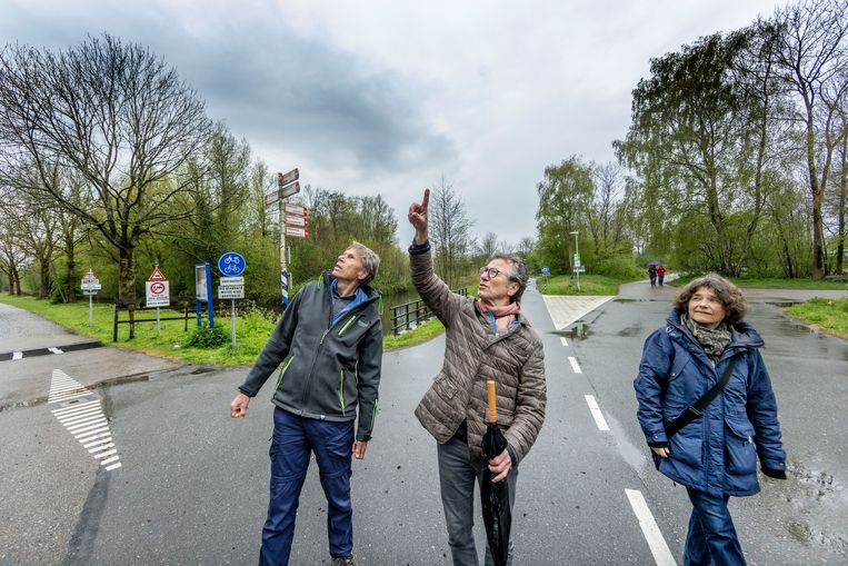 Ad Grool, Maarten Vlijmincx en Marleen Helleman verzetten zich tegen de plannen van de gemeente Amsterdam om windturbines te plaatsen in hun stadsdeel.  Beeld Jean-Pierre Jans
