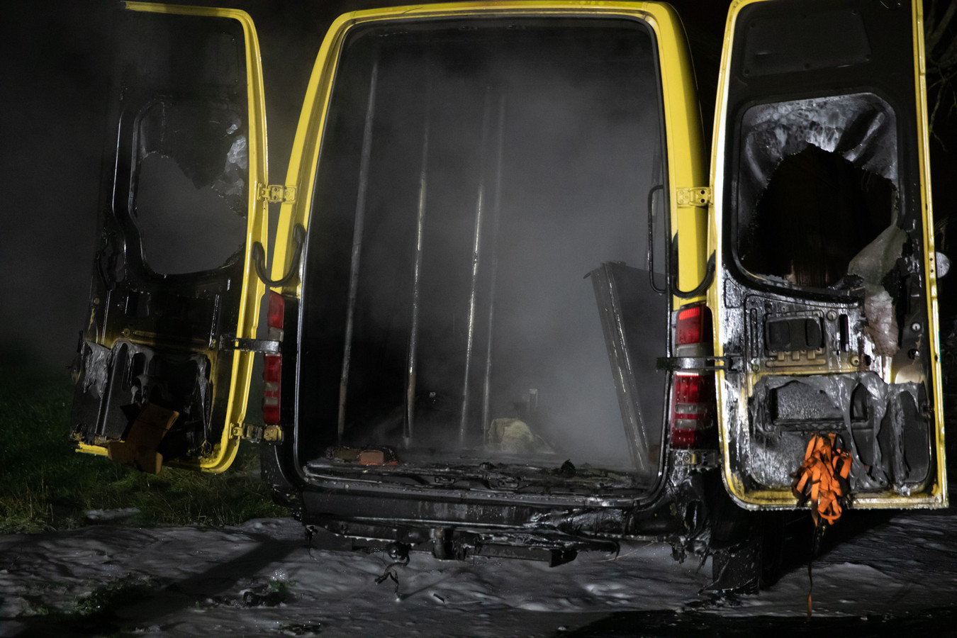 Gestolen bestelbus uitgebrand in Oud Gastel Foto AD.nl