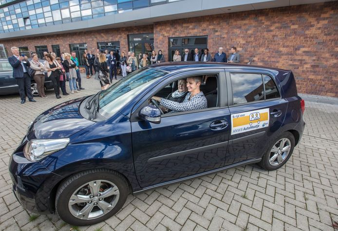 September 2017: wethouder Nathalie van der Zanden neemt de eerste AutoMaatje-rit in Helmond voor haar rekening.