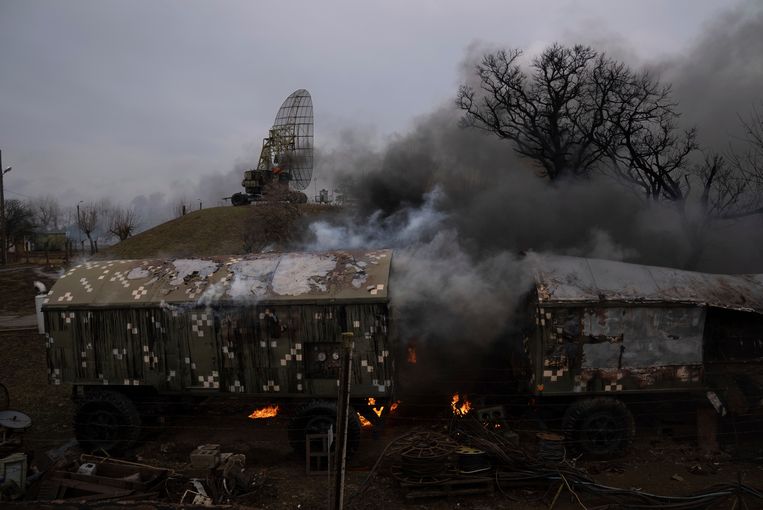 Una stazione radar distrutta vicino a Mariupol, il porto più grande dell'Ucraina sudorientale.  immagine AP