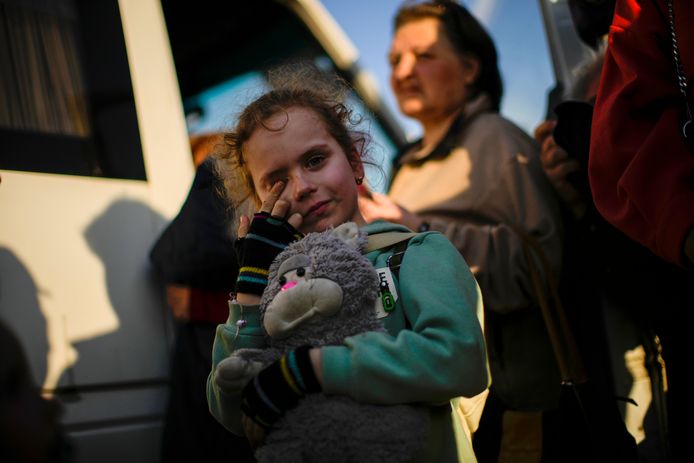 Een Oekraïens meisje dat samen met haar familie gevlucht is uit de noordelijke stad Marioepol komt aan in Zaporizja, in het zuidoosten van Oekraïne (08/05/2022).