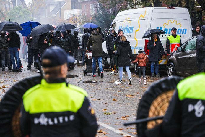 Agenten met schilden en wapenstokken probeerden de twee groepen eerder al uit elkaar te houden. KOZP protesteert bij de intocht van Sinterklaas tegen het uiterlijk van pieten.