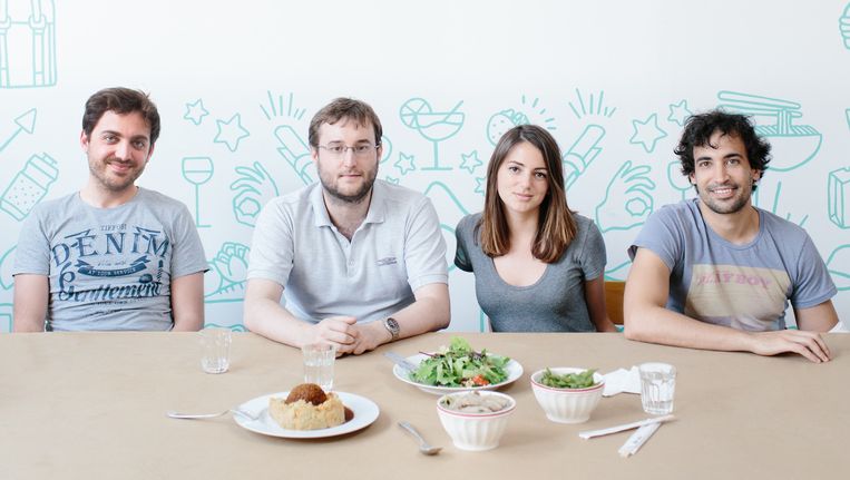 Take Eat Easy laat eten aan huis bezorgen met fietskoeriers. Beeld Kevin Faingnaert