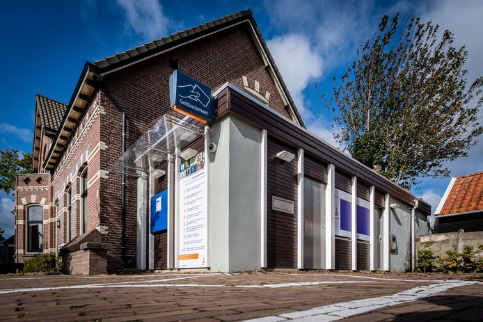 De enige pinautomaat van Nieuw-Vossemeer is in september gesloten.