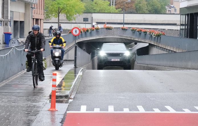Zelfs scooters mogen geen tergend trage fietsers inhalen in fietszone ...