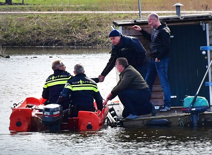 De politie doet onderzoek op de plas waarin Orlando Boldewijn in februari 2018 dood werd gevonden. De geknielde man op het vlot van het drijvende vissershuisje is verdachte Roy B.