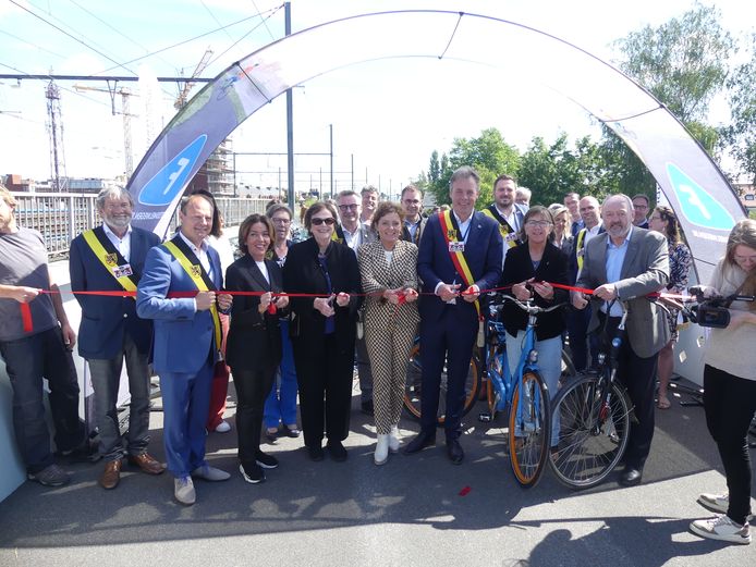 Op de brug werd het lintje doorgeknipt.