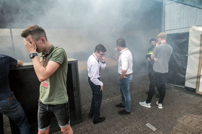 De Jongerenraad van de politiei brengt bezoek aan politiebureau Mijkenbroek en ervaart meteen hoe realistisch het er aan toegaat tijdens een training extreem geweld.