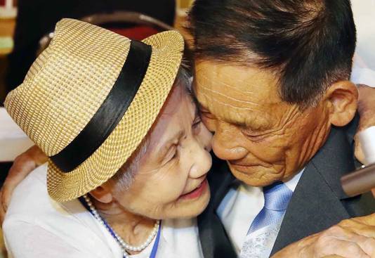 De Zuid-Koreaanse Lee Keum-seom (92) ontmoet haar Noord-Koreaanse zoon Ri Sang Chol (72) bij een reünie voor uiteengevallen families.