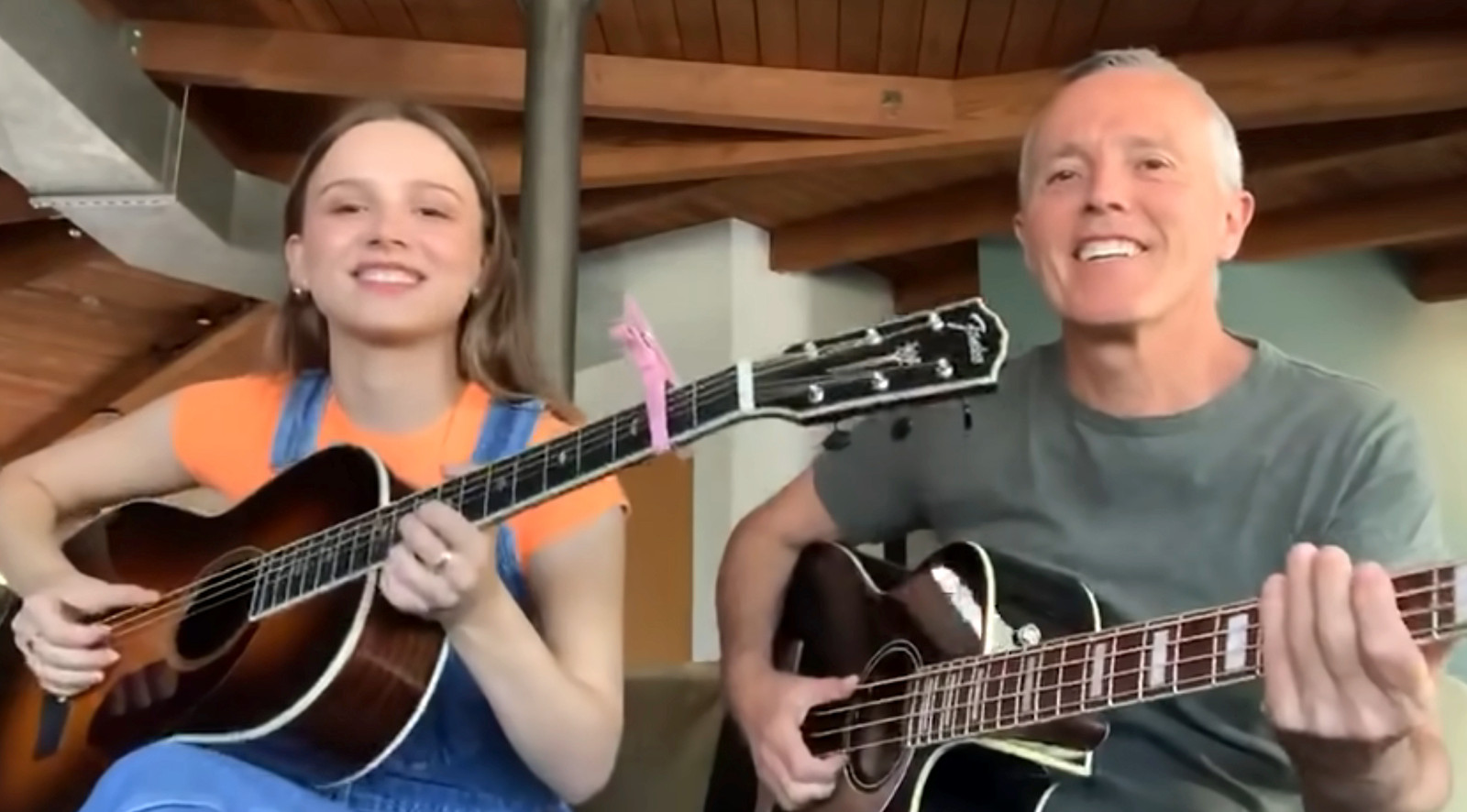 Zanger Tears for Fears zingt oude hit Mad World nu met dochter Foto