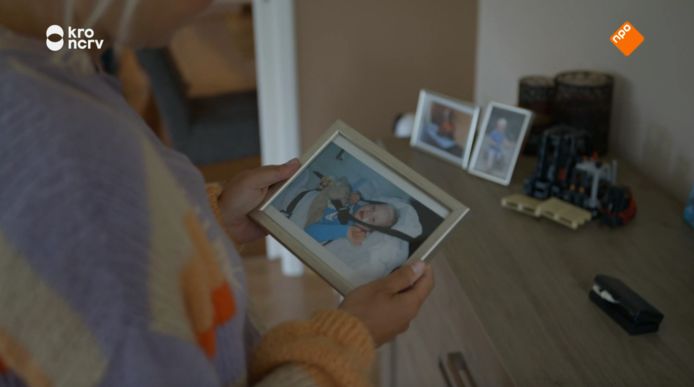 Yvon Jaspers kijkt naar de foto van Robs zoontje in Boer zoekt vrouw.