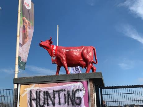 Midden in de nacht stelen Renswoude-supporters clubmascotte van de rivaal (maar effect had het niet)