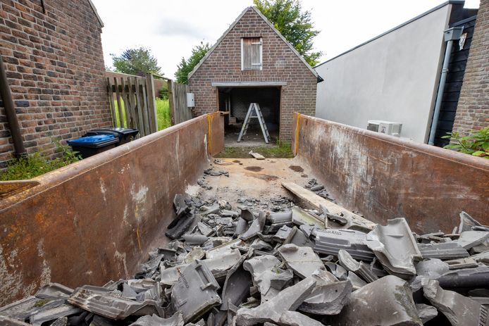 De illegale sloop van deze schuur aan de Kloosterstraat in Stiphout is dinsdag door wijkbewoners stilgelegd.