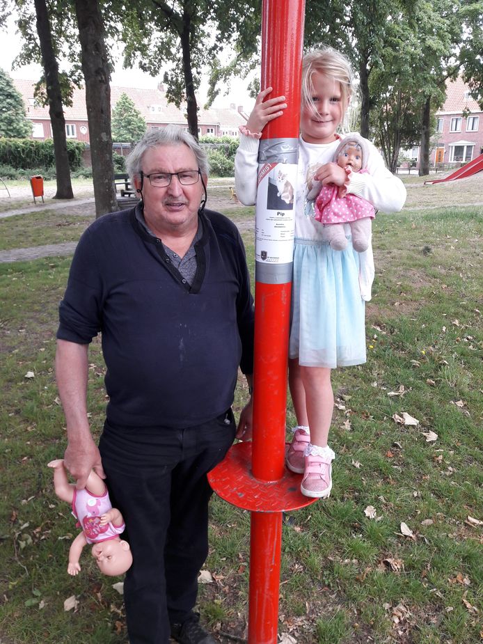 Opa Jo en zijn kleindochter Lizzy bij een speeltoestel op het Prinses Beatrixplein in Roosendaal