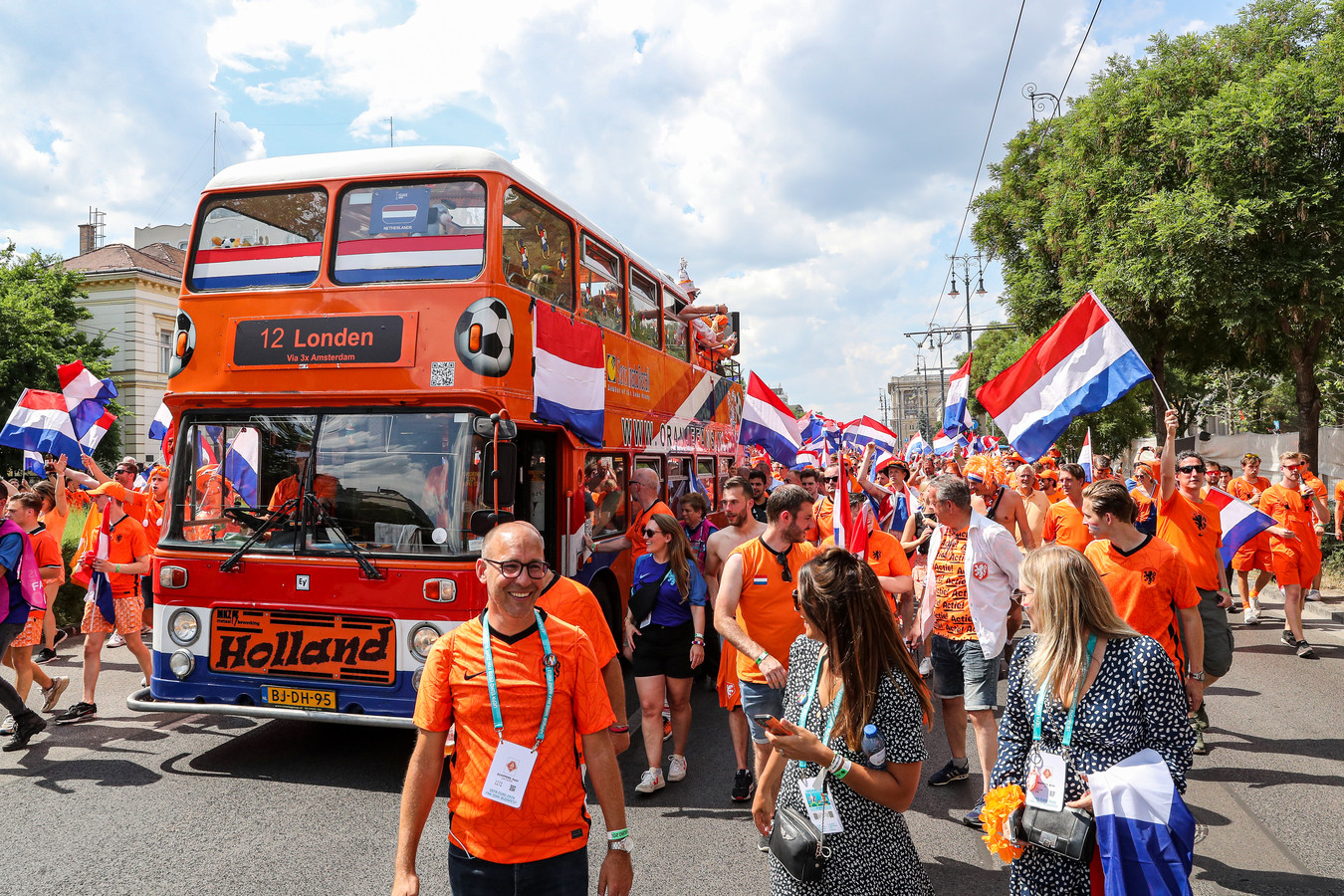 Een oranje dubbeldekker begeleidt voetbalsupporters naar de Ferenc Puskas Arena, voor de achtste finale tussen Nederland en Tsjechie.