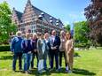 De werkgroep Mauritshuis 400 jaar bijeen. Van links naar rechts: Johan Schot, Corianne Bartels, Simon van Hemsbergen, Addi Kamp, Kim van den Berg, wethouder Danny Dingemans, Leo Jegen en Liesbeth Bak.