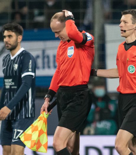 Bundesliga-duel definitief gestaakt omdat grensrechter beker bier op zijn hoofd krijgt