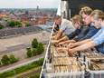 De IJsselhallen in Zwolle moeten vanaf volgend jaar plaatsmaken voor woningen. Rechts: de XXXL Platenbeurs, de grootste van Europa.
