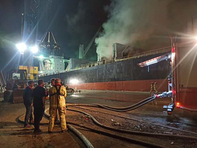 Schroothoop in brand op boot aan het Sifferdok in Oostakker.
