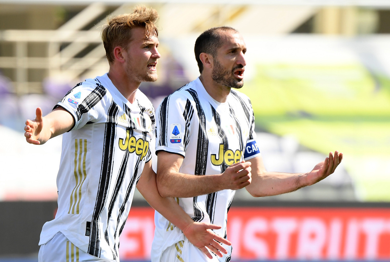 Matthijs de Ligt con il maestro Giorgio Chiellini, difensore centrale della Juventus.  Foto Reuters