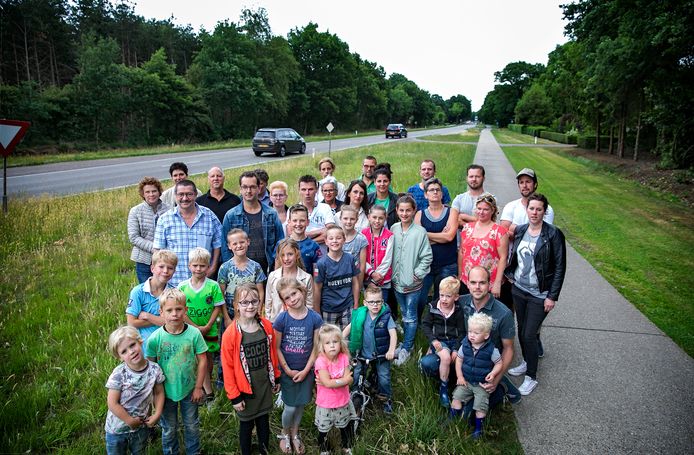 Aanwonenden van de Langstraat in Deurne zijn niet blij met de plannen voor deze weg.