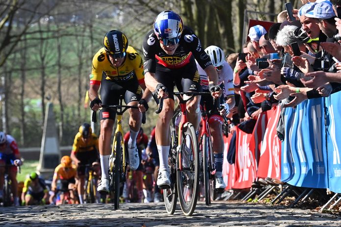 Christophe Laporte namens Jumbo-Visma achter ploeggenoot Wout van Aert.