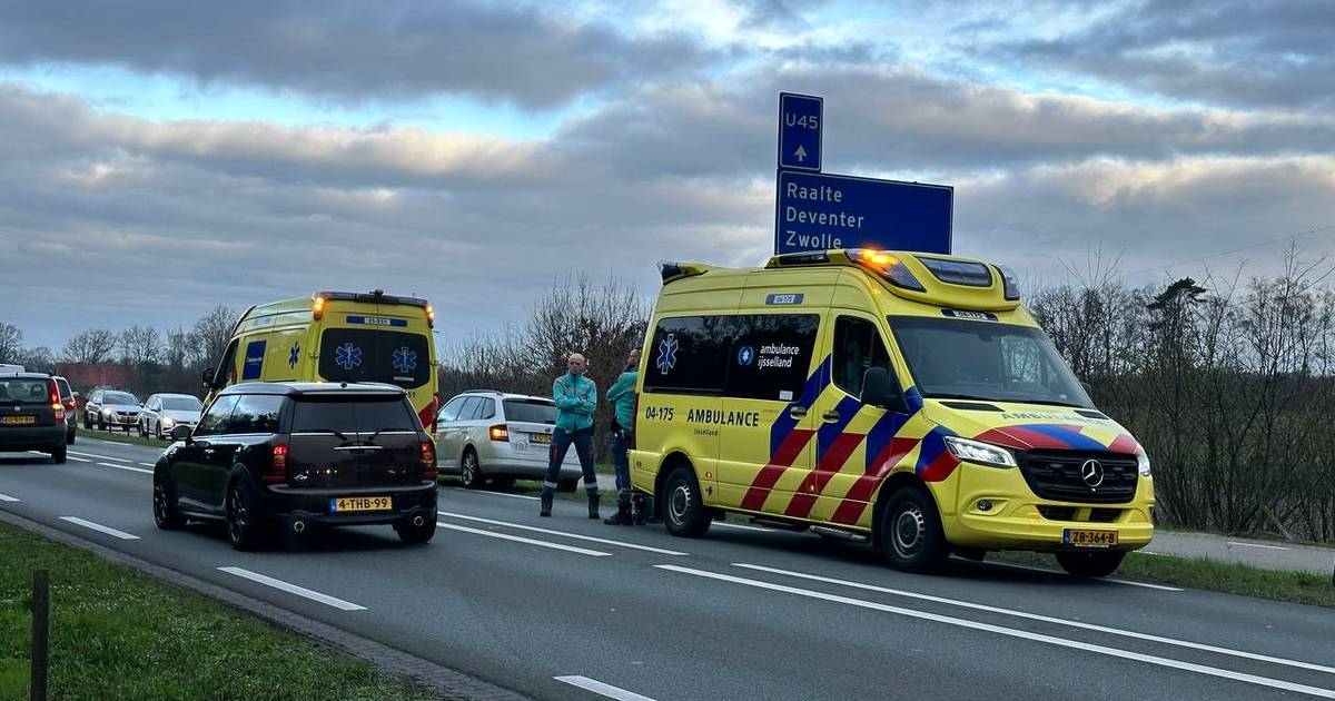 Verkeershinder door kettingbotsing tussen drie autos en vrachtwagen op N35.