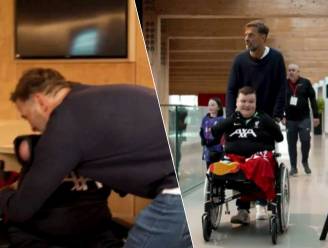 KIJK. Klopp bezorgt jonge Liverpool-fan in rolstoel de dag van zijn leven: “Dit is magisch. Ik heb er geen woorden voor”