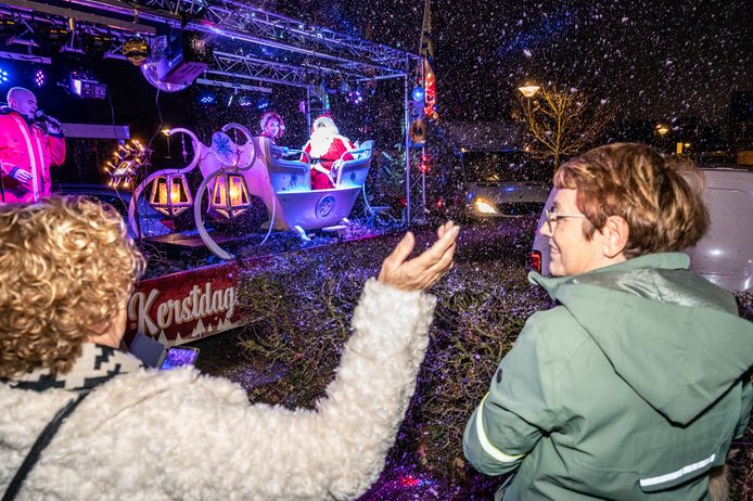 Een verlichte arrenslee vol met kerstpakketten voor mensen die een opsteker kunnen gebruiken, reed door Berghem.