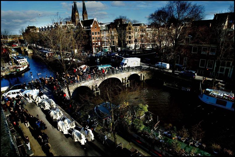 Image from 2003: the funeral procession with the remains of top criminal Cor van Hout rides along the Willemstraat in Amsterdam.  Image Dutch Height / ANP