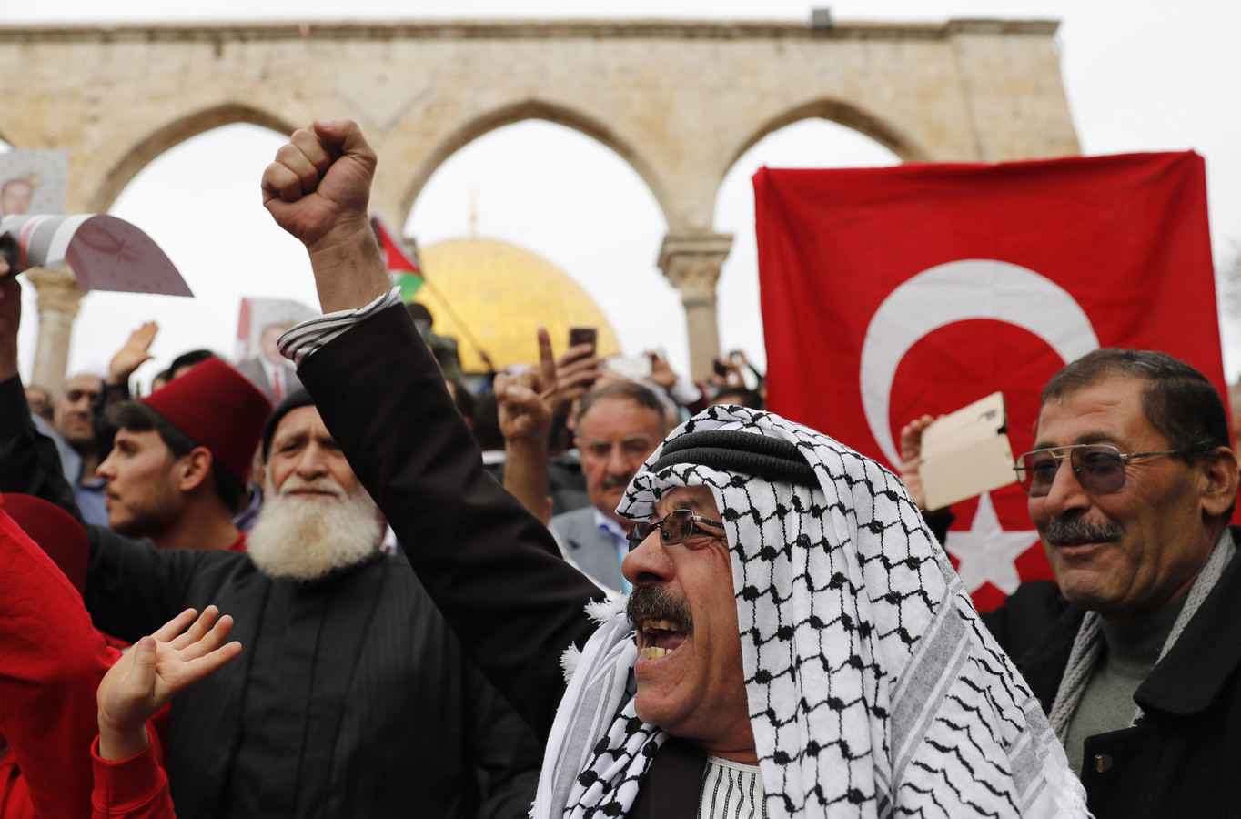 Moslims met Turkse en Palestijnse vlaggen bij de Al-Aqsamoskee.