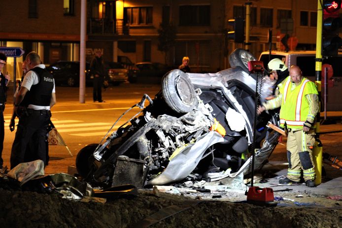 De jonge Waal vlucht eind augustus weg van een politiecontrole en crasht op de Nieuwpoortsesteenweg in Oostende. In de auto ook twee tienermeisjes uit Kortenberg.