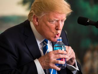 Trump neemt een slokje water en de Amerikanen komen niet meer bij van het lachen: dit is waarom