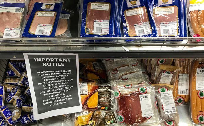 Een Zuid-Afrikaanse supermarkt laat klanten weten dat vleesproducten die mogelijk met de listeria-uitbraak te maken hebben, uit de rekken worden gehaald.