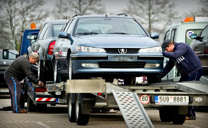Op de automarkt in Beverwijk zetten handelaren uit Tsjechië hun aanwinsten vast op een trailer.