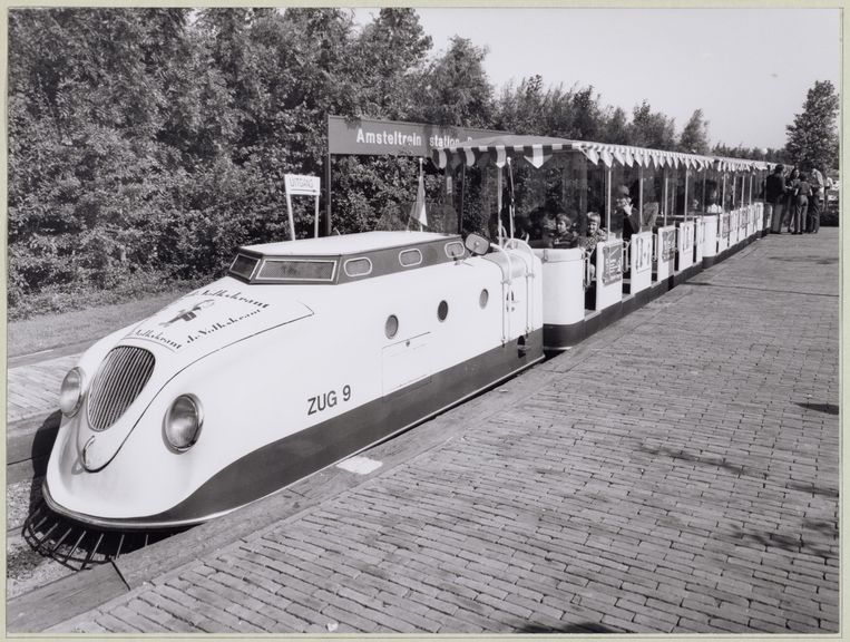 De Amsteltrein in 1972. De trein rijdt nog steeds door het park. Beeld stadsarchief amsterdam