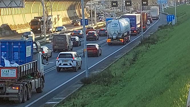 A8 richting Zaandam afgesloten wegens ongeval met drie voertuigen