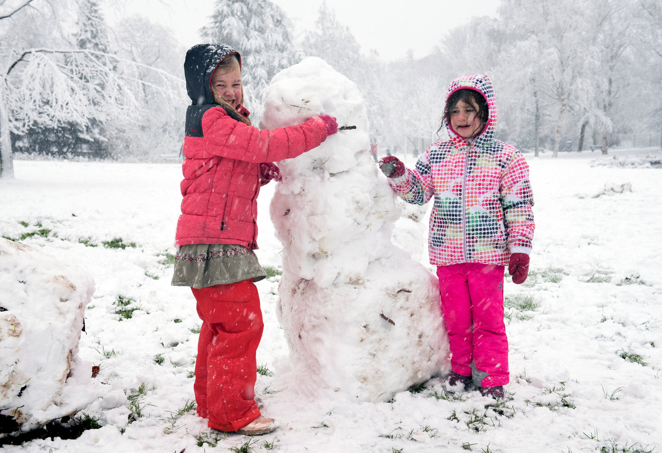 Samen een sneeuwpop maken in park Oog in Al in Utrecht.