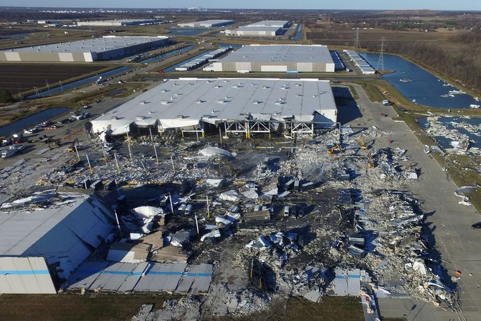 De opslagplaats van Amazon in de stad Edwardsville, in de Amerikaanse staat Illinois, werd bijna volledig verwoest door de reeks tornado’s die de VS afgelopen weekend teisterde.