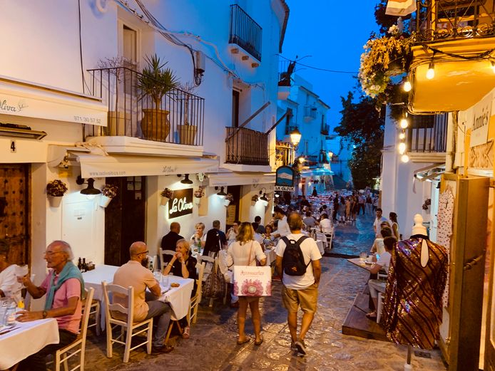 Vorig jaar zaten de terrasjes en restaurants in de oude stad van Ibiza nog afgeladen vol.