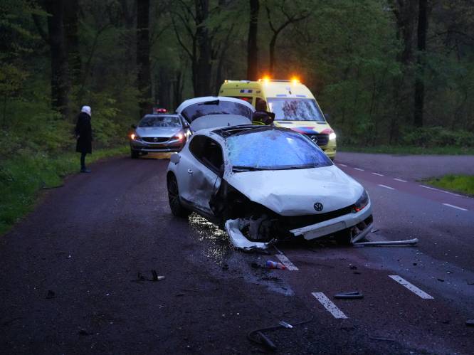 Auto knalt hard tegen boom: bestuurder gewond, ravage op de weg